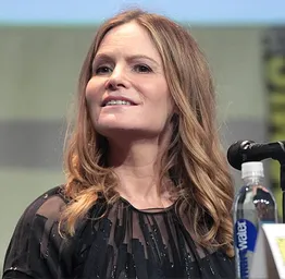 Jennifer Jason Leigh